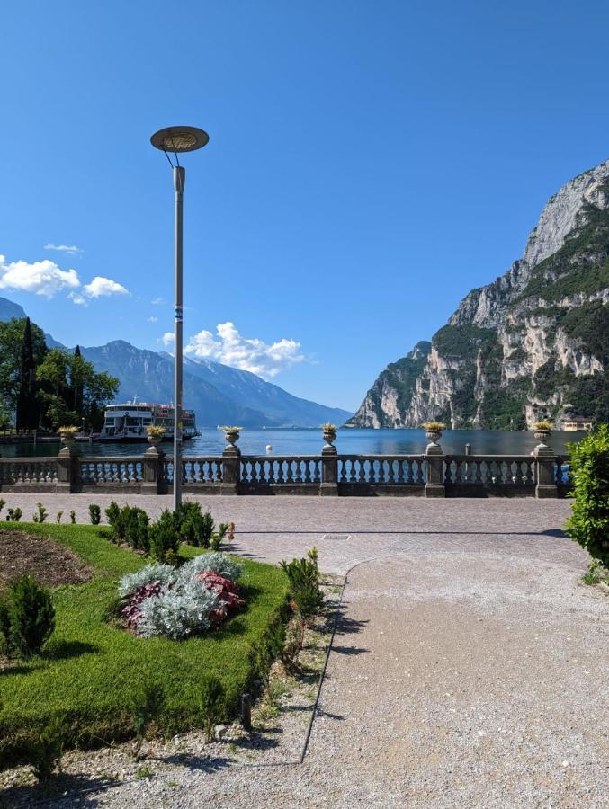 New Apartment In Historical Center Near Lake Riva del Garda Buitenkant foto