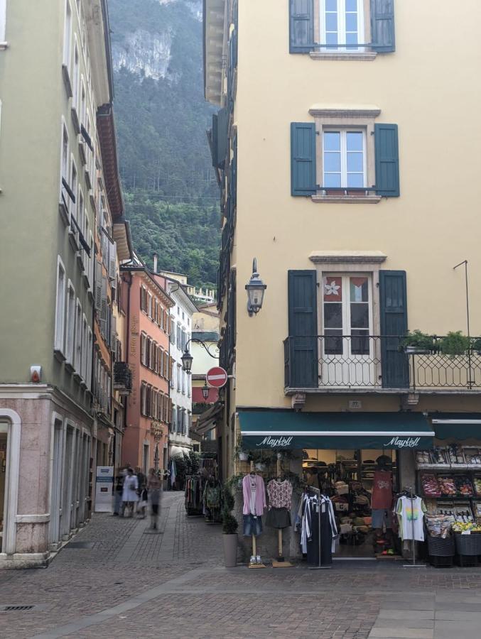 New Apartment In Historical Center Near Lake Riva del Garda Buitenkant foto