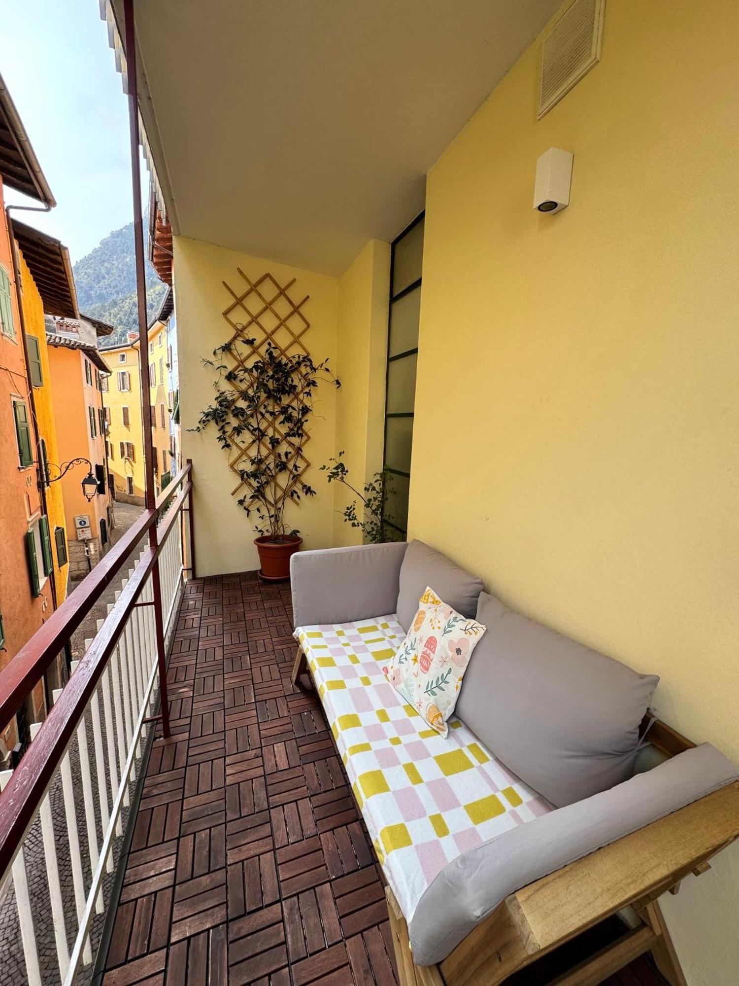 New Apartment In Historical Center Near Lake Riva del Garda Buitenkant foto